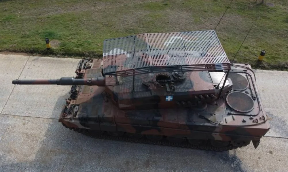 Φωτογραφία ελληνικού άρματος μάχης Leopard 2A4 με ειδική προστασία από επιθέσεις drones και FPV προκαλεί ευχάριστη έκπληξη